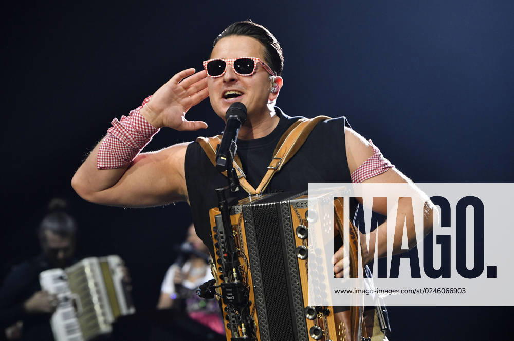 Andreas Gabalier live at a concert of his Dirndl Wahnsinn Hulapalu Tour at the Mercedes Benz Arena Berlin, 28 04 2023 Foto:xN.xKubelkax xFuturexImage