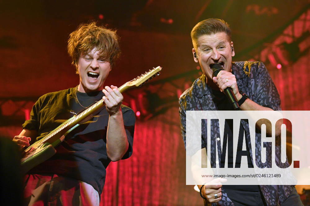 Severin von Sydow and Hartmut Engler of Pur live at a concert of the Persönlich Tour 2023 at the Mercedes Benz Arena Berlin, 29 04 2023 Foto:xN.xKubelkax xFuturexImage