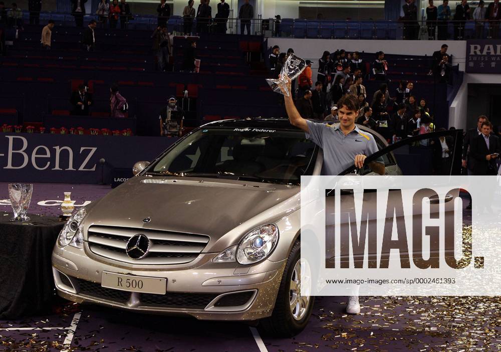 Sieger Roger Federer (Schweiz) präsentiert sich mit Trophäe und Mercedes Benz Limousine Tennis WM Herren Masters Cup 2006, MastersCup, ATP WM, Tour, Series, Finale, Endspiel Einzelbild Shanghai Freude, Tennis WM Herren Masters Cup 2006, MastersCup, ATP WM, Tour, Series, Finale, Endspiel Einzelbild Shanghai Freude,