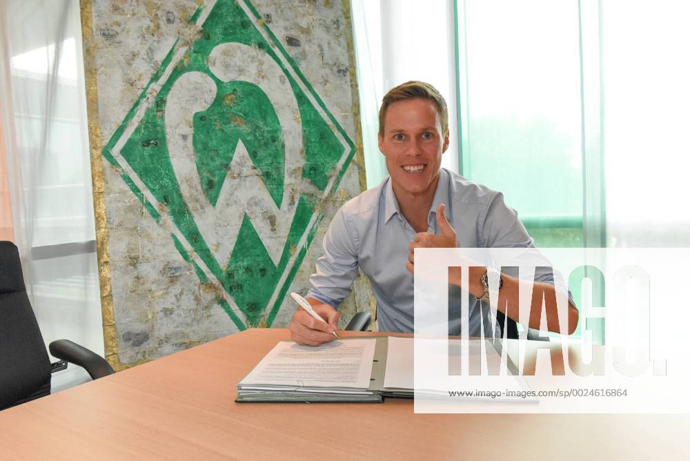 - SPORT GER, Neuzugnag Niklas Moisander (Werder Bremen) 09.07.2016, Weser Stadion, Bremen, GER, Der SV Werder Bremen hat sich die Dienste von Niklas Moisander gesichert. Der finnische Innenverteidiger wechselt von Sampdoria Genua aus der italienischen Serie A zu den Grün-Weißen.Das bestätigte Frank Baumann, Geschäftsführer am Samstagnachmittag im Bild Niklas Moisander unterschrieb am Samstag nachmittag seinen vertrag bei Werder Bremen Foto © nordphoto Werder Bremen Local Caption nordphotox xnph01000