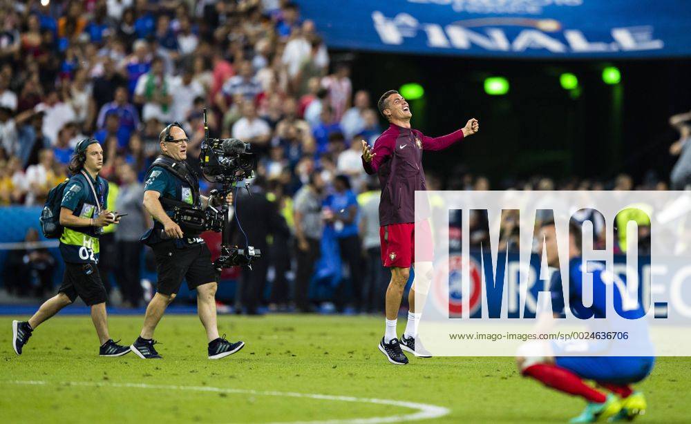 Saint-Denis Paris, 10.07.2016, Stade de France Schlussjubel: Cristiano Ronaldo (Portugal) - Laurent Koscielny (Frankreich) enttäuscht Portugal - Frankreich mm