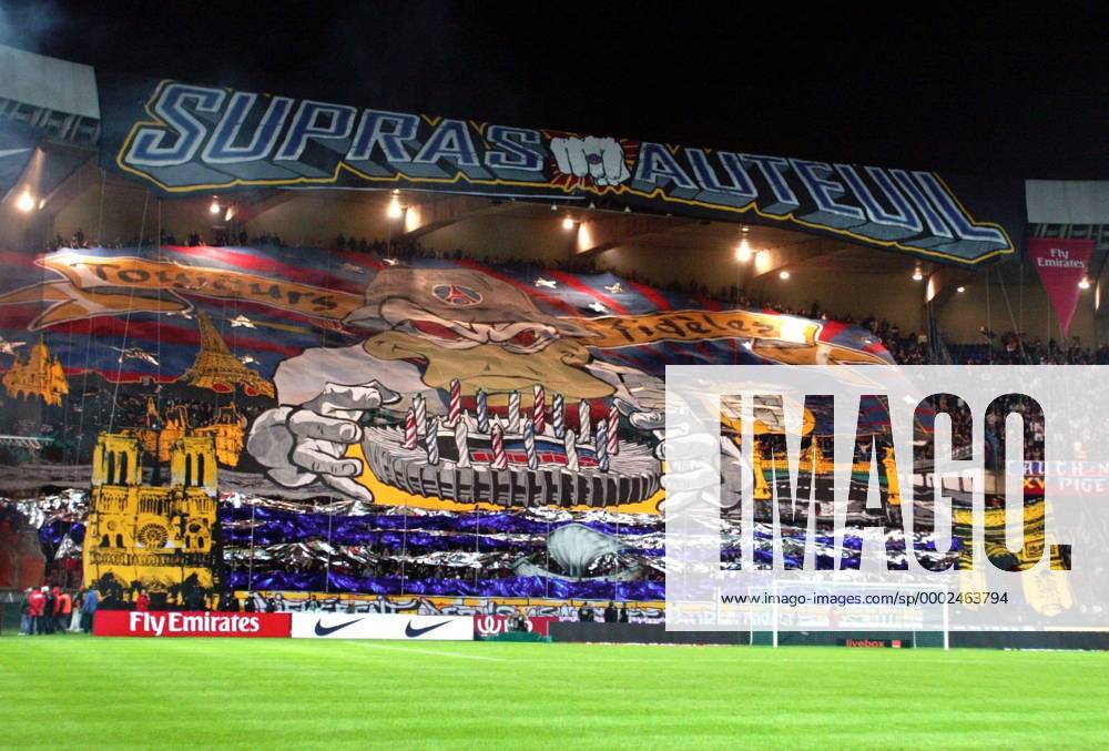Beeindruckende Fanchoreografie im Fanblock von Paris St. Germain präsentiert die Wahrzeichen der Stadt - (pan17454) Fußball Herren Ligue 1 2006 2007, 1. Französische Liga, Paris Saint Germain, PSG o0 L Arc de Triomphe, Notre Dame, Totale o0 Eiffelturm, Versailles, Sacre Coeur, Nike, Paris o0 Toujours fideles, Aufmacher, Fly Emirates Fußball Herren Ligue 1 2006 2007, 1. Französische Liga, Paris Saint Germain, PSG o0 L Arc de Triomphe, Notre Dame, Totale o0 Eiffelturm, Versailles, Sacre Coeur, Nike, Paris o0 Toujours fideles, Aufmacher, Fly Emirates