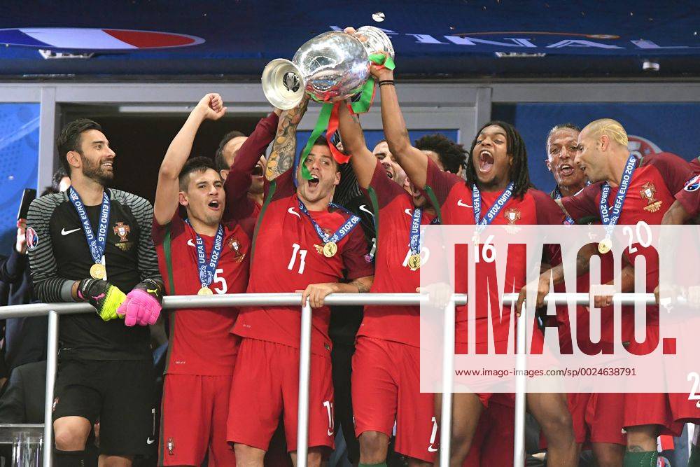 V.re:Renato SANCHES (POR),ELISEU (POR),VIEIRINHA (POR),Raphael GUERREIRO (POR),Rui PATRICIO, Torwart (POR) mit Pokal,Cup,Trophaee,Jubel,Freude, Begeisterung,Teamfoto,Team,Mannschaft,Mannschaftsfoto,Siegerehrung. Finale Spiel M51. Portugal (POR)-Frankreich (FRA) 1-0. am 10.07.2016 in Paris Saint Denis,Stade de France. Fussball EM 2016 in Frankreich vom 10.06.