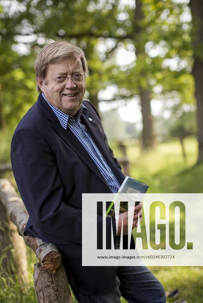 WDR-Redakteur Gisbert Baltes stellt sein neues Buch vor und posierte für die Pressebilder zusammen mit WDR-Moderatorin Steffi Neu am Arsch der Welt in Uedem auf dem platten Land. Mittwoch (30.05.12) in Uedem. Bilder : Jakob Studnar WDR-Redakteur Gisbert Baltes stellt sein neues Buch vor und posierte fo¼r die Pressebilder zusammen mit WDR-Moderatorin Steffi Neu am Arsch der Welt in Uedem auf dem platten Land. Mittwoch (30.05.12) in Uedem. Bilder : Jakob Studnar Buntes