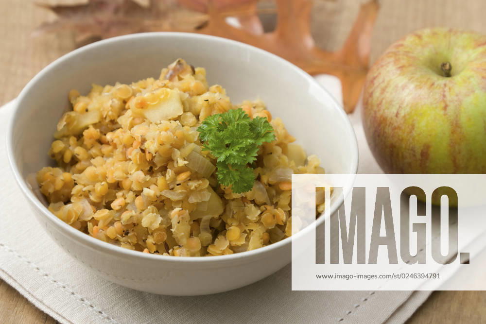 Linsen Dal - Lentils Dal Indisches vegetarisches Linsengericht mit dem Namen Dal, das aus roten Linsen mit Apfel gekocht ist. Traditional vegetarian Indian dish called Dal which is made from red lentils with an apple.