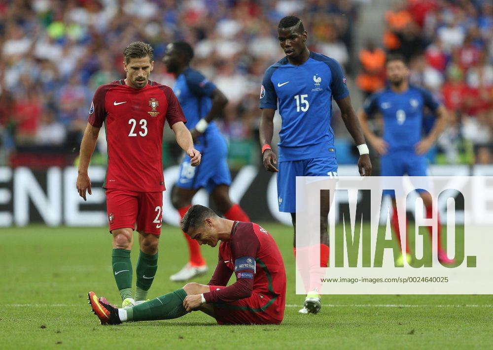 Stade de France, St. Denis, FRA, UEFA EURO EM Europameisterschaft Fussball 2016, Portugal vs Frankreich, Finale, im Bild Cristiano Ronaldo of Portugal sits on the pitch injured as team mate Adrien Silva and Paul Pogba of France look on Cristiano Ronaldo of Portugal sits on the pitch injured as team mate Adrien Silva and Paul Pogba of France look on during final match between Portugal and France of the UEFA EURO 2016 France at the Stade de France in St. Denis, France on 2016 07 10. St. Denis EX_FOCUS_FIL