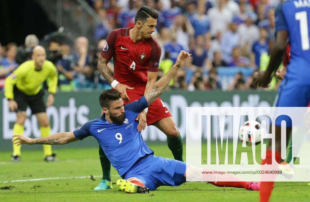 Paris, Fußball EM 2016 , Finale Portugal vs. Frankreich , von oben: Jose Fonte ( POR ) Olivier Giraud ( FRA )