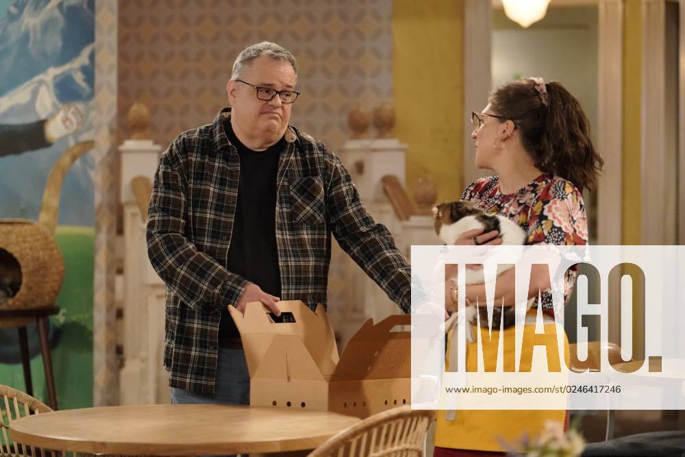 CALL ME KAT, from left: David Anthony Higgins, Mayim Bialik, Call Me Not Okurrr , (Season 3, ep. 319, aired March 30, 2023). photo: Lisa Rose Fox Courtesy Everett Collection PUBLICATIONXNOTxINxCANxCHNxFRAxITAxJPNxNORxPOLxRUSxESPxUKxUSA