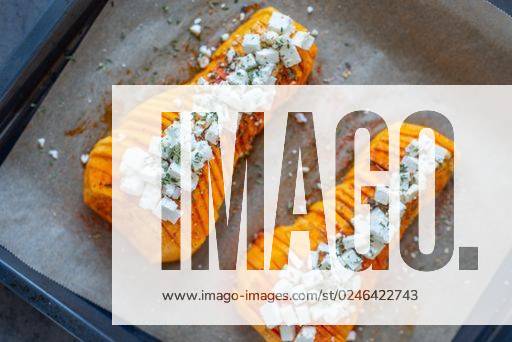 IMAGO Creative, Herbst, Food, Ofenkürbis The baked butternut pumpkin with feta cheese and herbs *** der gebacken Butternuss Kürbis mit feta Käse und Kraeuter 3550850