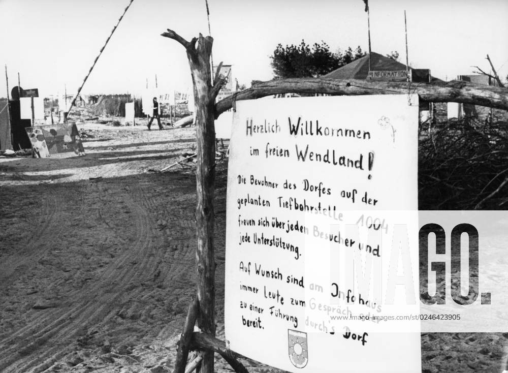 Mit einem großen Schild am Eingang begrüßen die Atomkraftgener ihre Besucher im Hüttendorf, welches sie zur Republik Freies Wendland erklärt haben mit dem Text: Herzlich willkommen im freien Wendland! Die Bewohner des Dorfes auf der geplanten Tiefbohrstelle 1004 freuen sich über jeden Besucher und jede Unterstützung. Auf Wunsch sind am Infohaus immer Leute zum Gespräch oder einer Führung durch s Dorf bereit . Die Errichtung des Hüttendorfes auf der geplanten Tiefbohrstelle Bohrloch 1004 durch Atomkraftgegener, ist Ausdruck der starken Proteste gegen das hier in Gorleben zwecks Eignungsprüfung für die Atommüllagerung geplan