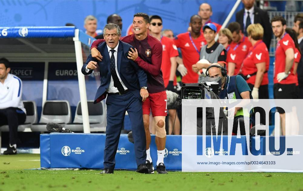 Fernando Manuel Costa Santos (Trainer Portugal), und Cristiano Ronaldo (Portugal), jubeln schon vor dem Schlusspfiff Portugal--Frankreich Portugal-France Final Tournament, Finale, Finale, Endspiel UEFA EURO EM Europameisterschaft Fussball 2016 France, Frankreich, EM, Europameisterschaft Fussball, Fussball, Fußball, Nationalmannschaft, Nationalteam, Länderspiel, Laenderspiel, men, Männer, Maenner, soccer, result Saint-Denis