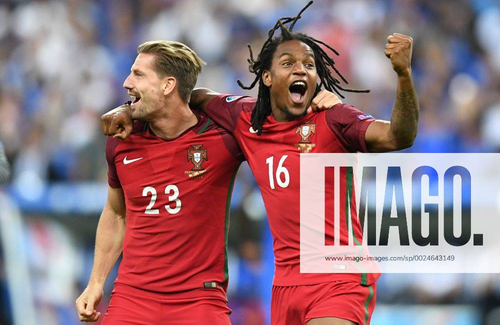 Renato Sanches (Portugal), rechts, und Adrien Silva (Portugal), jubeln nach dem Spiel Portugal--Frankreich Portugal-France Final Tournament, Finale, Finale, Endspiel UEFA EURO EM Europameisterschaft Fussball 2016 France, Frankreich, EM, Europameisterschaft Fussball, Fussball, Fußball, Nationalmannschaft, Nationalteam, Länderspiel, Laenderspiel, men, Männer, Maenner, soccer, result Saint-Denis