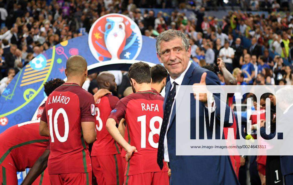 Fernando Manuel Costa Santos (Trainer Portugal), freut sich nach dem Spiel und zeigt den Daumen nach oben Portugal--Frankreich Portugal-France Final Tournament, Finale, Finale, Endspiel UEFA EURO EM Europameisterschaft Fussball 2016 France, Frankreich, EM, Europameisterschaft Fussball, Fussball, Fußball, Nationalmannschaft, Nationalteam, Länderspiel, Laenderspiel, men, Männer, Maenner, soccer, result Saint-Denis