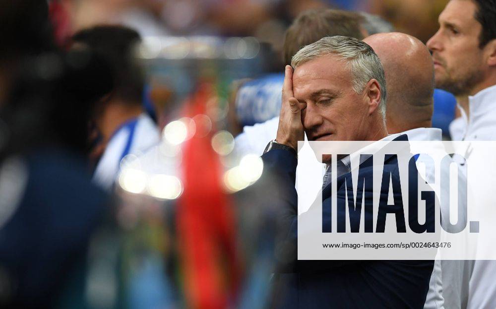 Fußball, EM Finale 2016 in Paris, Portugal - Frankreich 1:0 Didier Deschamps (Trainer Frankreich), enttaeuscht, im Vordergrund der Pokal Portugal--Frankreich Portugal-France Final Tournament, Finale, Finale, Endspiel UEFA EURO EM Europameisterschaft Fussball 2016 France, Frankreich, EM, Europameisterschaft Fussball, Fussball, Fußball, Nationalmannschaft, Nationalteam, Länderspiel, Laenderspiel, men, Männer, Maenner, soccer, result Saint-Denis