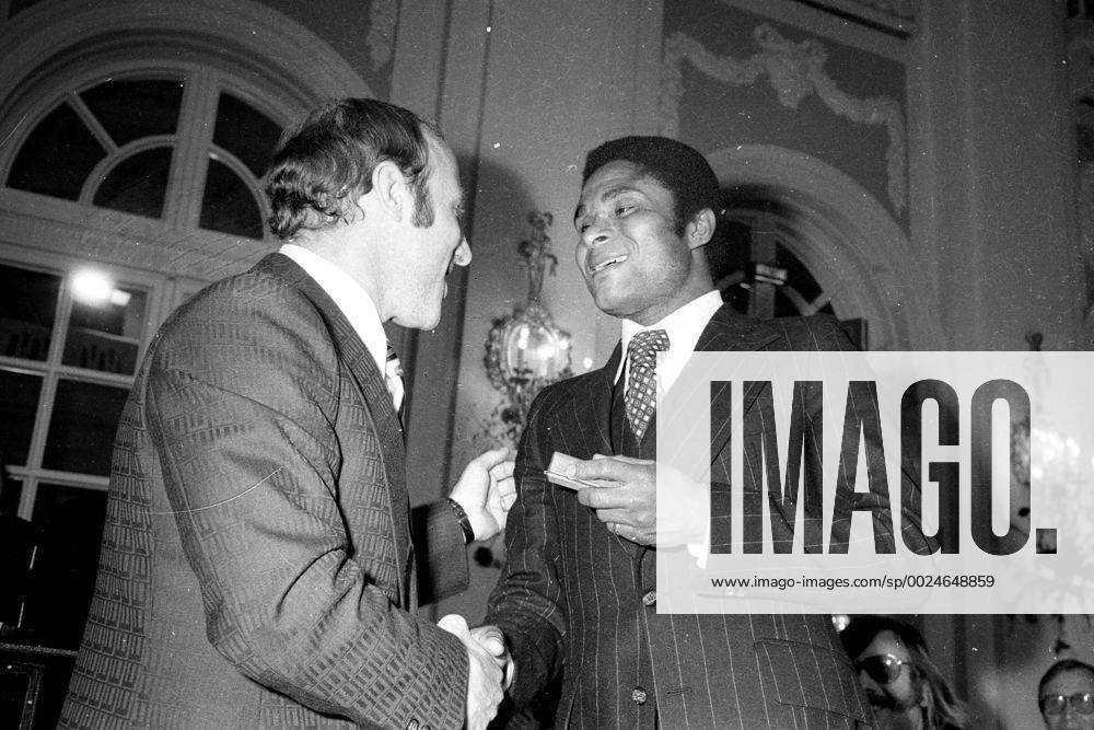 Uwe Seelers Abschiedsparty 1972 in Hamburg, Uwe Seeler mit Eusebio
