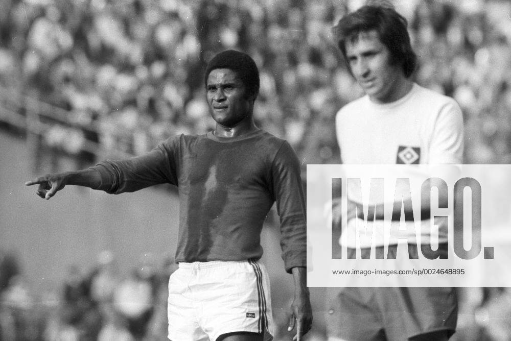 Uwe Seelers Abschiedsspiel 1972 in Hamburg, Eusebio (Weltauswahl) gegen Franz Josef Hönig (Hamburger SV)