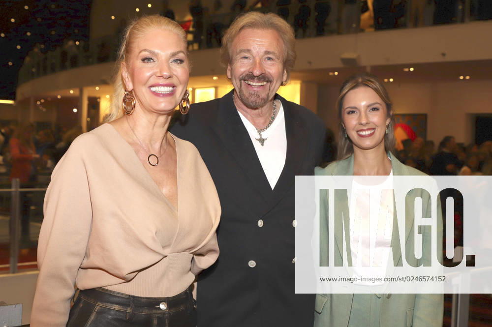 Thomas Gottschalk with partner Karina Mross and Melinda Mross at the 15 million guests anniversary gala of the musical The Lion King at the Stage Theater im Hafen Hamburg, 03 05 2023 Foto:xFuturexImage