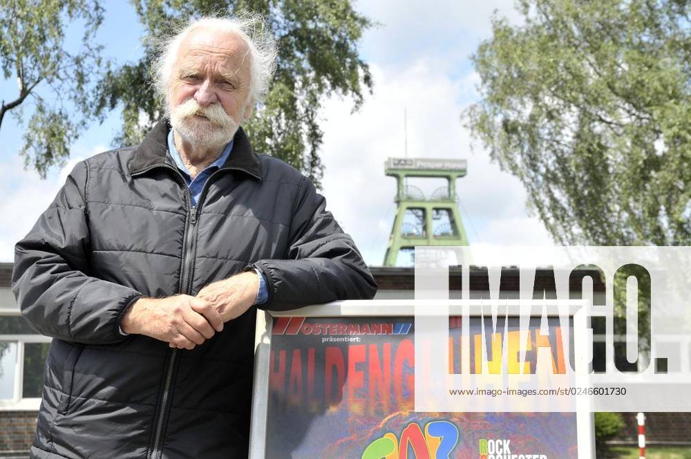 Hans von der Forst ist der Gründer des Rocktheater Ruhrgebeat. Pressekonferenz Haldenglühen. Von den angekündigten Überraschungen ist die heisse Currywurst über geblieben. Keine Shuttelfahrt auf die Halde und keine Musiker vor Ort. PK vor der Zeche im Zelt. Fotografie Winfried Labus WAZ Foto Pool Buntes BRD Bottrop
