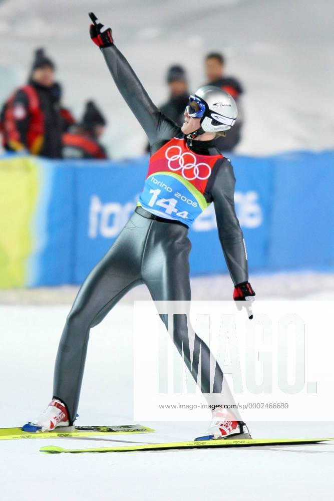 Thomas Morgenstern (Österreich) jubelt Skispringen OS Winter Herren Olympische Spiele Turin 2006, Winterspiele, Nordischer Skisport, Ski Nordisch, Skisprung Einzelbild Pragelato Freude, Begeisterung, Skispringen OS Winter Herren Olympische Spiele Turin 2006, Winterspiele, Nordischer Skisport, Ski Nordisch, Skisprung Einzelbild Pragelato Freude, Begeisterung,