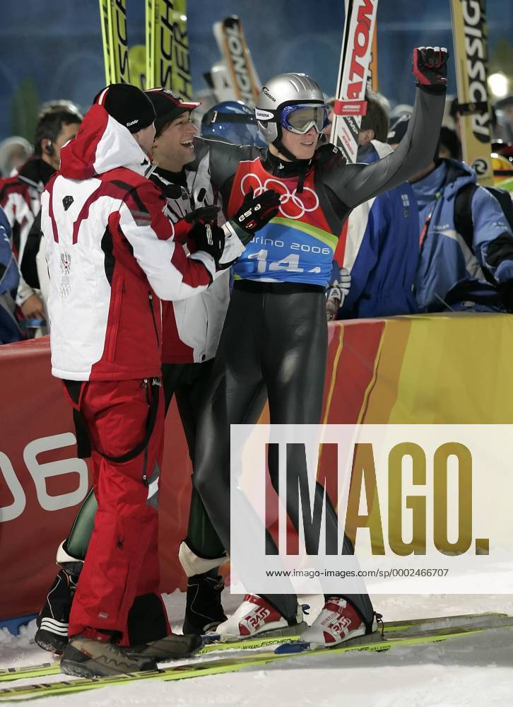 Andreas Widhölzl (li.), Andreas Kofler (Mitte) und Thomas Morgenstern (alle Österreich) bejubeln den Olympiasieg im Mannschaftsspringen Skispringen OS Winter Herren Olympische Spiele Turin 2006, Winterspiele, Nordischer Skisport, Ski Nordisch, Skisprung Gruppe Pragelato Freude, Skispringen OS Winter Herren Olympische Spiele Turin 2006, Winterspiele, Nordischer Skisport, Ski Nordisch, Skisprung Gruppe Pragelato Freude,