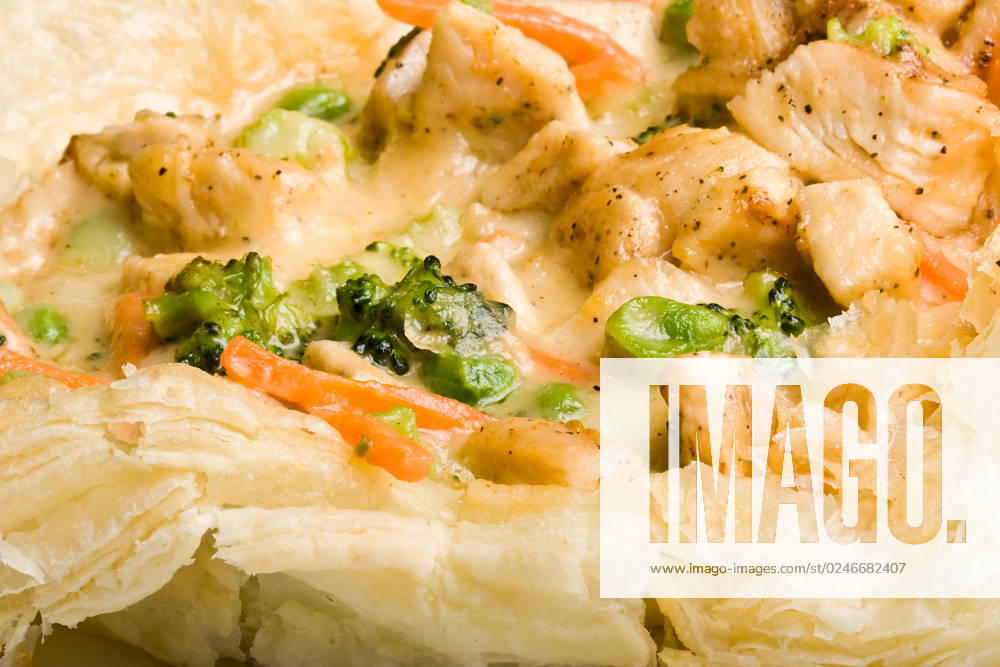IMAGO Creative, Food, Pot Pie light a fluffy chicken pot pie hot out of the oven