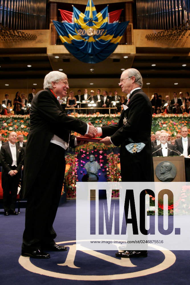 STOCKHOLM 20071210 Professor Gerhard Ertl of Germany, left, receives the Nobel Prize in Chemistry 2007 from King Carl Gustaf of Sweden, right, for his studies of chemical processes on solid surfaces at a prizegiving ceremony in Stockholm Concert Hall, Stockholm, Sweden, Dec 10, 2007 STOCKHOLM Sweden
