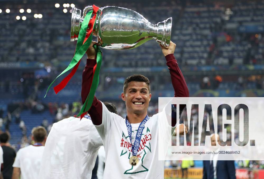Cristiano Ronaldo CR7 mit Pokal Trophäe Fußball Fussball Finale UEFA Europameisterschaft Euro 2016 EM 10.07.2016 Nationalmannschaft Herren Portugal vs. Frankreich Stadion Stade de France St.Denis