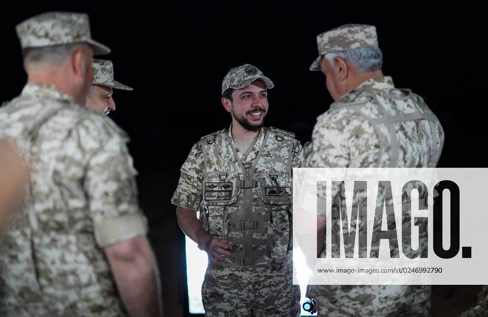 Bilder des Jahres 2023, Entertainment 05 Mai Entertainment Themen der Woche KW18 Crown Prince Al Hussein attends a night military drill, conducted as part of the graduation of the 12th advanced tactical aviation course Crown Prince Al Hussein attends a night military drill, conducted as part of the graduation of the 12th advanced tactical aviation course in Jordan on May 7, 2023. Photo by Royal Hashemite Court apaimages Amman Amman Jordan 070523_JORDAN_RHC_00 (5)