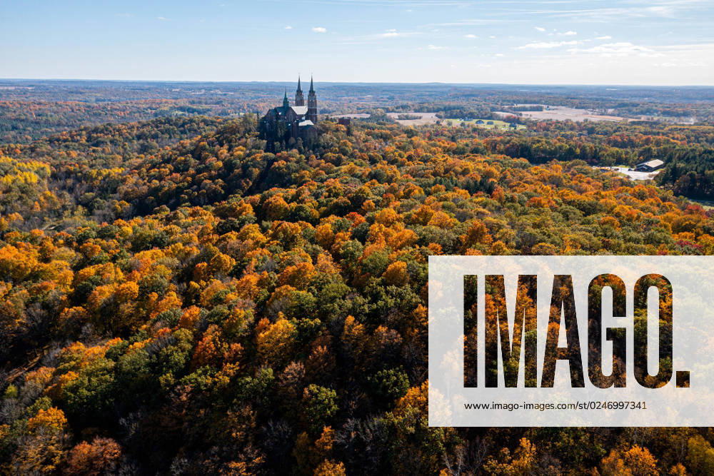 Church and fall color in Wisconsin. Hubertus, Wisconsin, United States R_JEPH230223-1134023-01