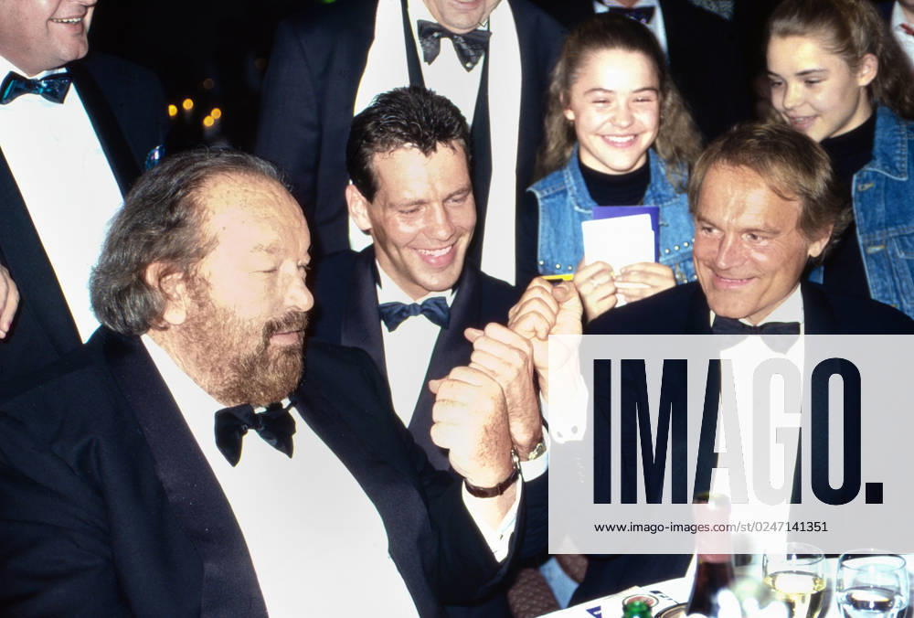 Henry Maske, deutscher Boxer, zwischen den Schauspielern Bud Spencer und Terence Hill bei einer Abendveranstaltung, Deutschland um 1995.