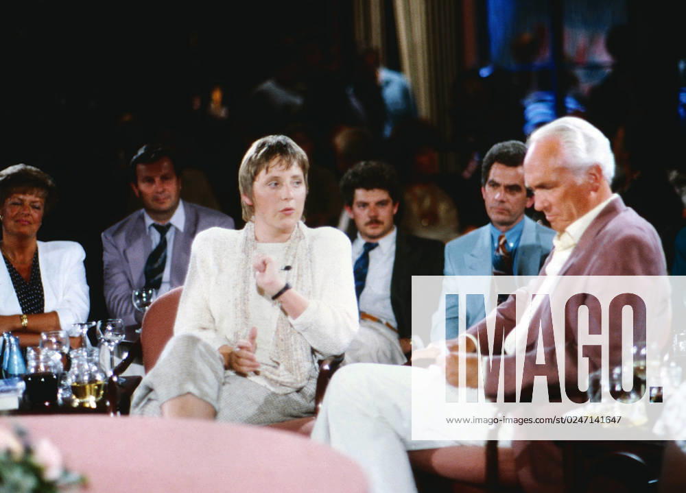 NDR Talkshow, Sendereihe, Deutschland seit 1979, Sendung vom 3. Juli 1992, Talkgast: Angela Merkel mit Moderator Wolf Schneider. Aufnahme aus der Skandalsendung, als die erboste Schriftstellerin Karin Struck Mikrofon und ein Glas ins Publikum warf und wütend das Studio verließ.
