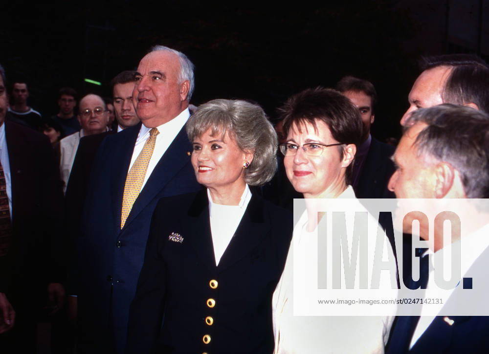 Bundeskanzler Helmut Kohl mit Ehefrau Hannelore und Bündnis 90 Die Grünen Politikerin Krista Sager, Deutschland um 1998.