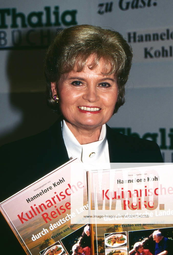 Hannelore Kohl, erste Ehefrau von Bundeskanzler Helmut Kohl, bei der Präsentation ihres Kochbuchs Kulinarische Reise durch deutsche Lande in einer Thalia Buchhandlung, Deutschland 1996.