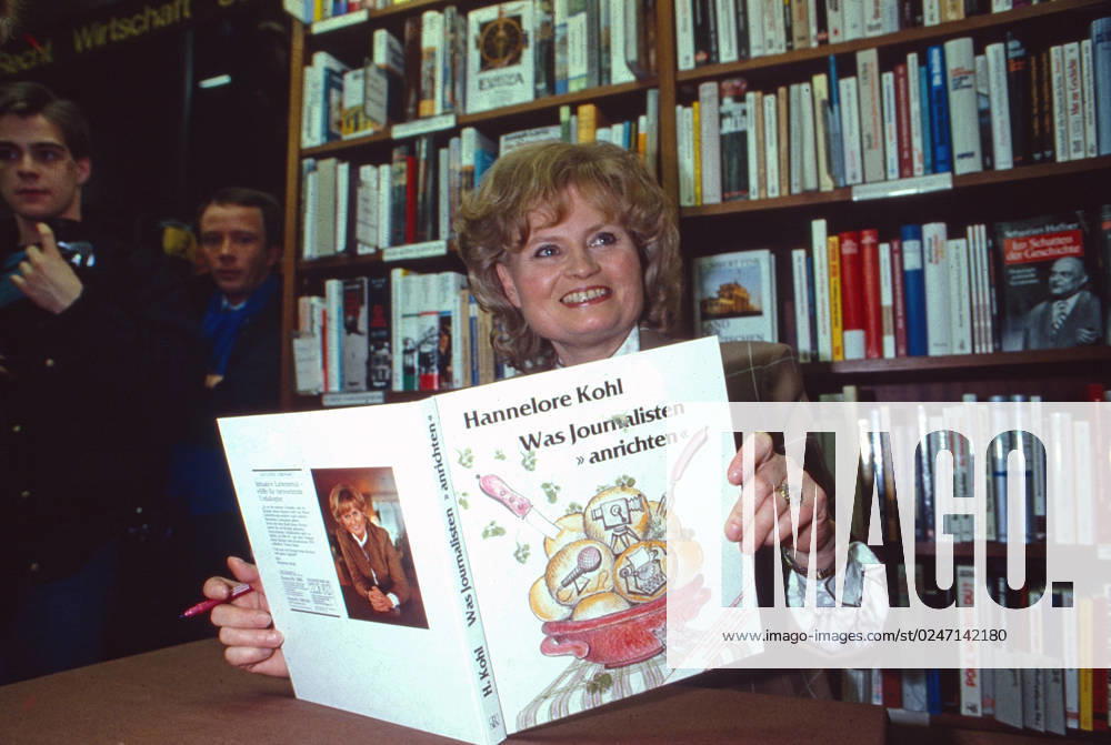 Hannelore Kohl, erste Ehefrau von Bundeskanzler Helmut Kohl, bei der Präsentation ihres Kochbuchs Was Journalisten anrichten , Deutschland 1988.