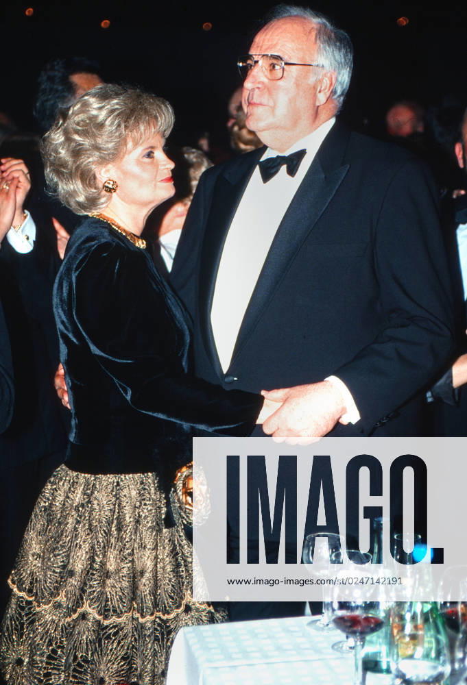 Bundeskanzler Helmut Kohl mit Ehefrau Hannelore auf dem Bundespresseball in Bonn, Deutschland 2001