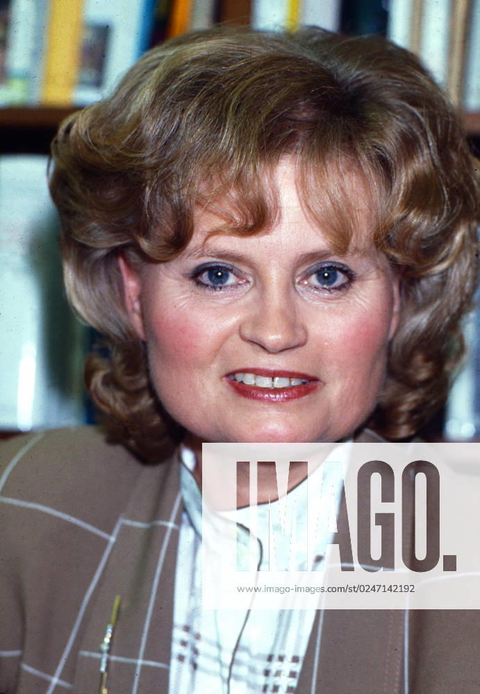 Hannelore Kohl, erste Ehefrau von Bundeskanzler Helmut Kohl, bei der Präsentation ihres Kochbuchs Was Journalisten anrichten , Deutschland 1988.