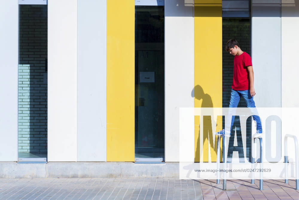 IMAGO Creative, Urban Lifestyle Portrait of a young teen sitting on urban cycle stands against a wall Granollers, Catalonia, Spain CR_RAFE230222-1128855-01 ,model released, Symbolfoto