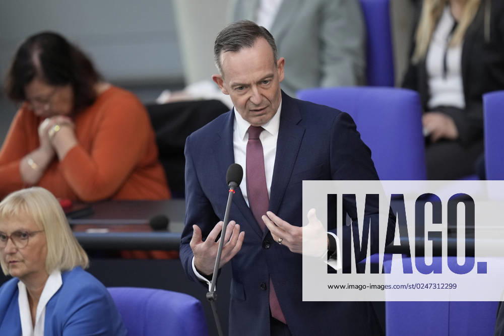 German Bundestag, 102 plenary session Transport Minister Volker Wissing FDP underlines his statements with hand gesture during questioning of the federal government during the 102 session of the German Bundestag, 10 05 2023, Berlin Berlin Germany