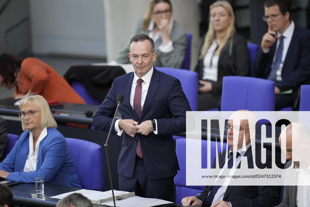 German Bundestag, 102 plenary session Transport Minister Volker Wissing FDP underlines his statements with hand gesture and clenched fist while questioning the federal government during the 102 session of the German Bundestag, 10 05 2023, Berlin Berlin Germany