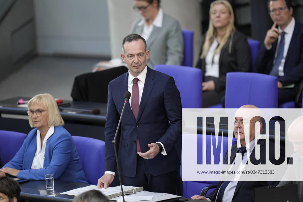 German Bundestag, 102 plenary session Transport Minister Volker Wissing FDP underlines his statements with hand gesture during questioning of the federal government during the 102 session of the German Bundestag, 10 05 2023, Berlin Berlin Germany