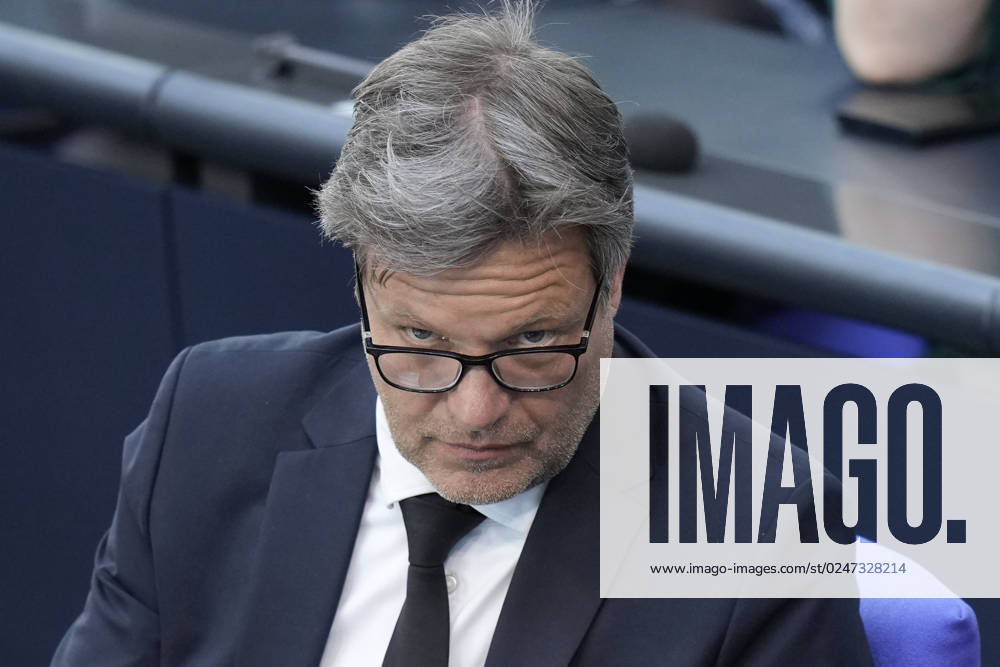 German Bundestag, 102 plenary session Robert Habeck Gruene the economy and climate minister in portrait he looks questioningly through his glasses on the government bench at the Aktullen Stunde at the 102 session of the German Bundestag, 10 05 2023 Berlin,
