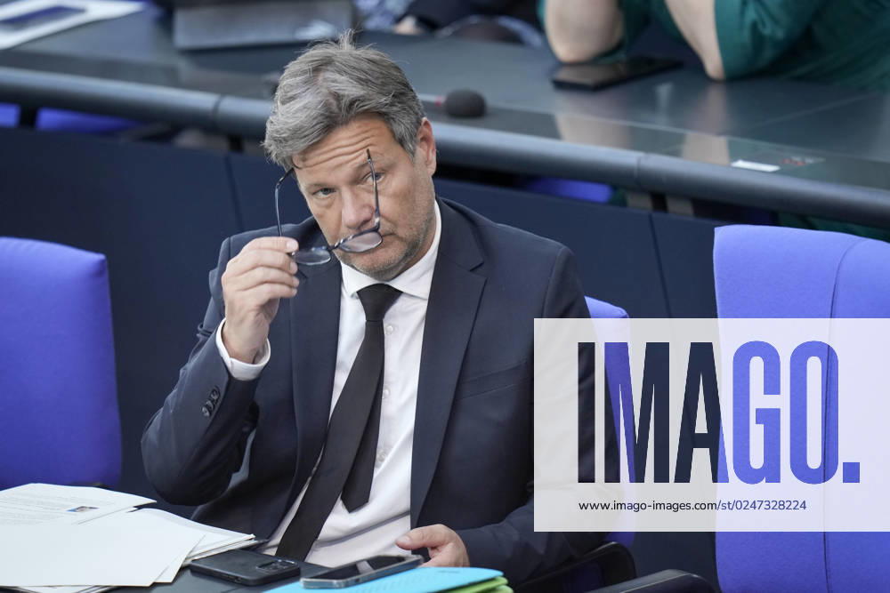 German Bundestag, 102 plenary session Robert Habeck Gruene the Minister of Economy and Climate puts on his glasses and looks thoughtful on the government bench at the Aktullen Stunde at the 102 session of the German Bundestag, 10 05 2023 Berlin,