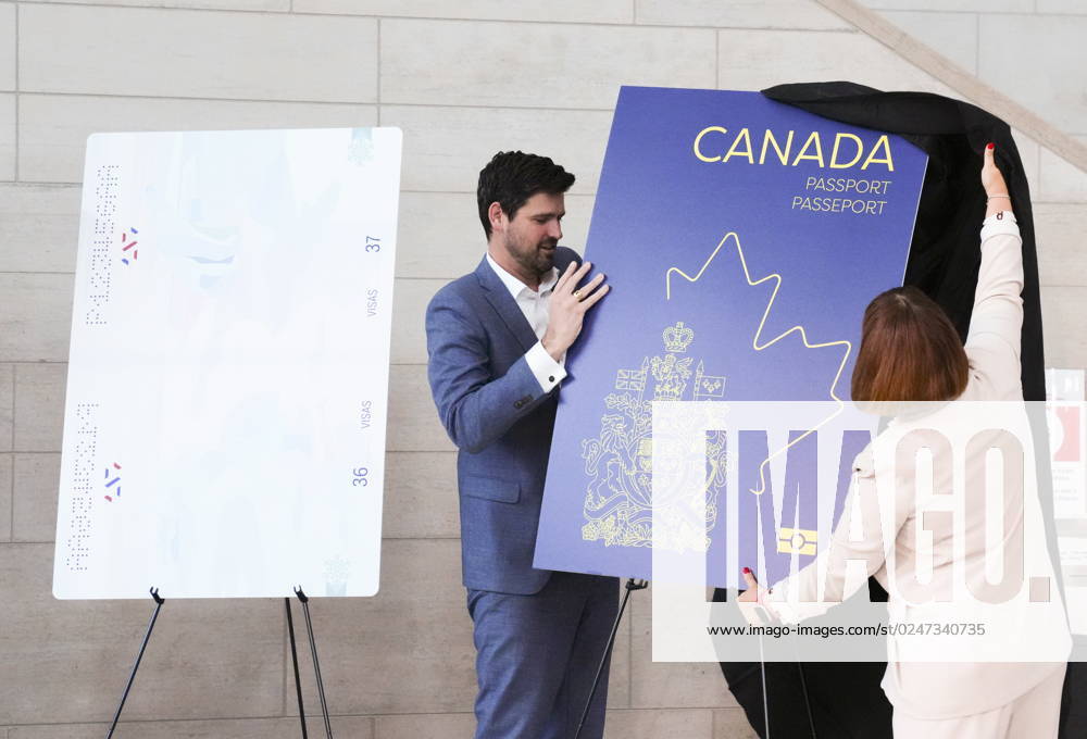 Kanada, Reisepass mit überarbeitetem Design May 10, 2023, Ottawa, ON, CAN: Sean Fraser, Minister of Immigration, Refugees and Citizenship, and Marie-France Lalonde, Parliamentary Secretary to the Minister of Immigration, Refugees and Citizenship unveil the new Canadian passport at the Ottawa International Airport in Ottawa on Wednesday, May 10, 2023. Ottawa CAN - ZUMAc35_ 20230510_zaf_c35_026