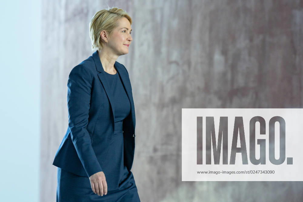 Consultations at the Chancellors Office in Berlin, Minister-President Manuela Schwesig, Mecklenburg-Western Pomerania, SPD Consultations between the Chancellor and the heads of government of the German states Berlin Berlin GER