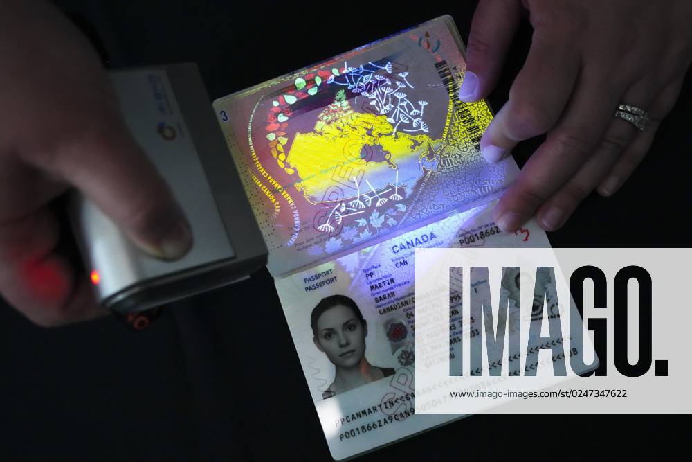 Kanada, Reisepass mit überarbeitetem Design May 10, 2023, Ottawa, ON, CAN: The new Canadian passport is unveiled at an event at the Ottawa International Airport in Ottawa on Wednesday, May 10, 2023. Ottawa CAN - ZUMAc35_ 20230510_zaf_c35_045