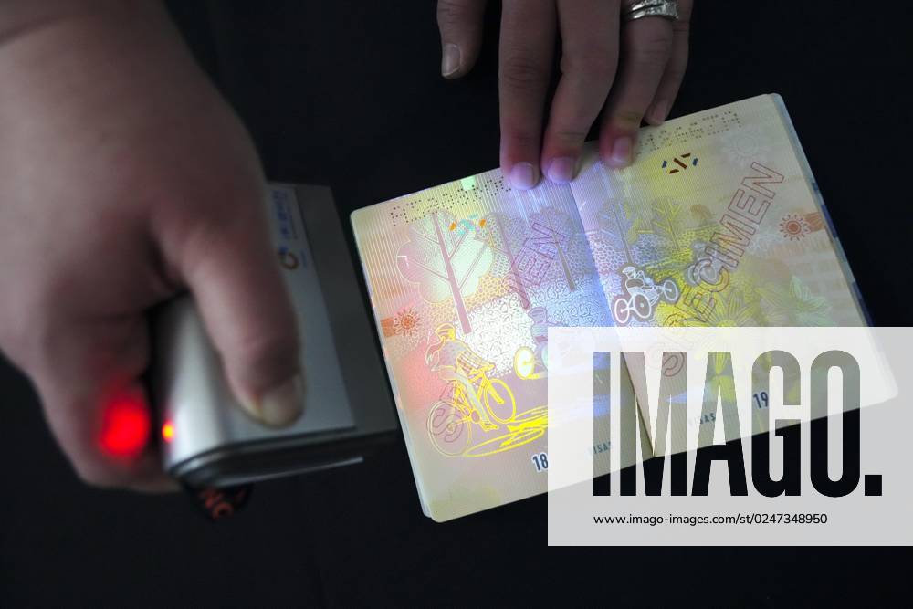 Kanada, Reisepass mit überarbeitetem Design May 10, 2023, Ottawa, ON, CAN: The new Canadian passport is unveiled at an event at the Ottawa International Airport in Ottawa on Wednesday, May 10, 2023. Ottawa CAN - ZUMAc35_ 20230510_zaf_c35_049