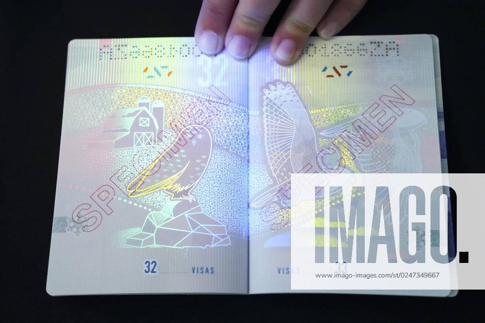 Kanada, Reisepass mit überarbeitetem Design May 10, 2023, Ottawa, ON, CAN: The new Canadian passport is unveiled at an event at the Ottawa International Airport in Ottawa on Wednesday, May 10, 2023. Ottawa CAN - ZUMAc35_ 20230510_zaf_c35_053