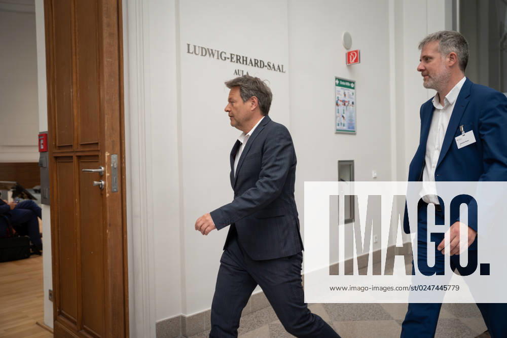 Kick-off event for the National Platform Future of Tourism at the Federal Ministry of Economics and Climate Protection Current, 11 05 2023, Berlin, Dr Robert Habeck Federal Minister for the Economy and Climate Protection with Dieter Janecek Coordinator of th