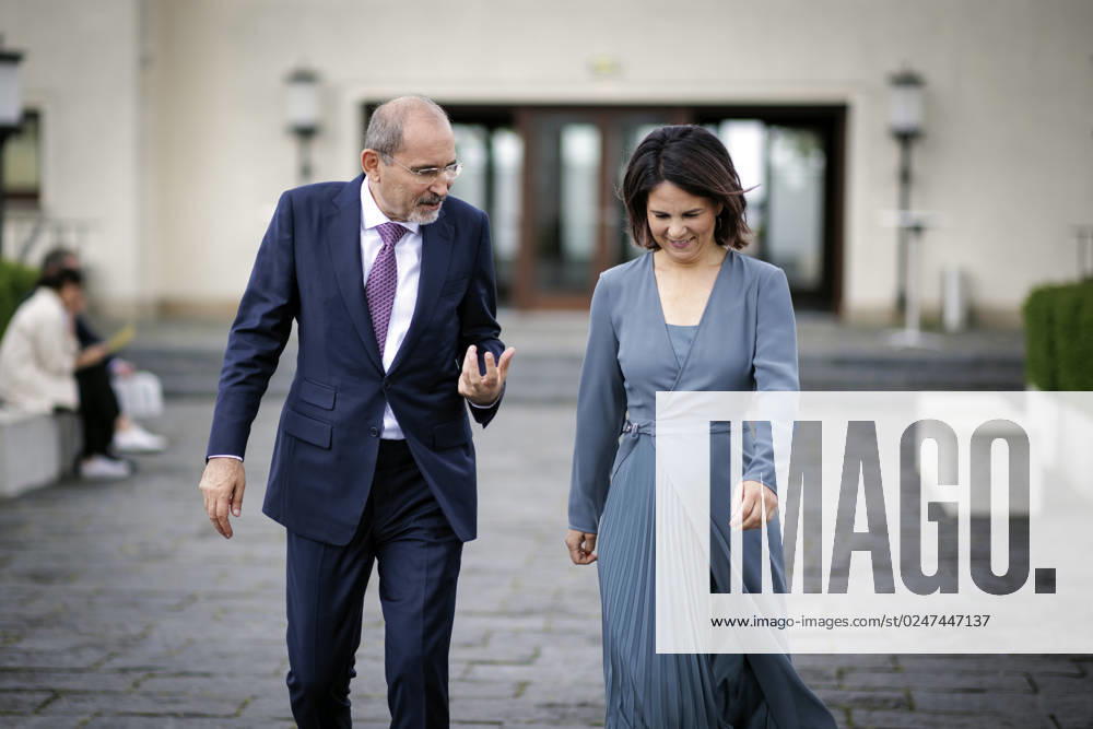 Annalena Baerbock, German Foreign Minister, invites to cloverleaf meeting in Berlin Pictured here on the way to a joint working lunch R L Annalena Baerbock, German Foreign Minister, and Ayman Safadi , Foreign Minister of Jordan Berlin, 11 05 2023 Berlin Germany