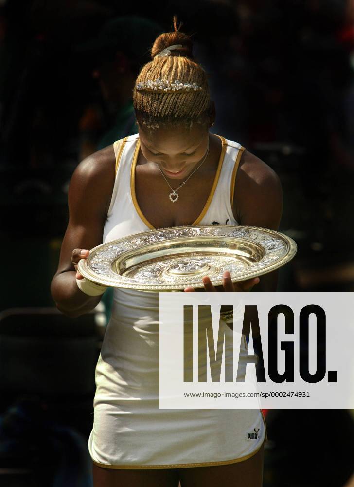 WTA Tour 2002 - Wimbledon Siegerin Serena Williams (USA) betrachtet ihre Trophäe - Tennis Damen All England Championships 2002, WTA Tour, Grand Slam, Einzelbild Wimbledon London Glück, Freude, Tennis Damen All England Championships 2002, WTA Tour, Grand Slam, Einzelbild Wimbledon London Glück, Freude,